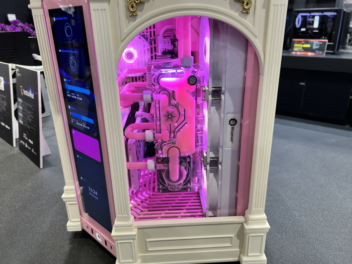 Darin befinden sich Kühlungskomponenten von Bitspower und Phanteks. (Bild: Martin Böckmann)